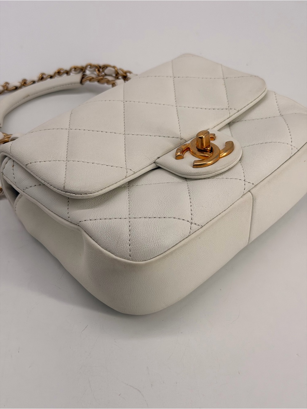 CHANEL MINI LAMBSKIN IN THE LOOP SHOULDER BAG WHITE - Picture 14 of 15